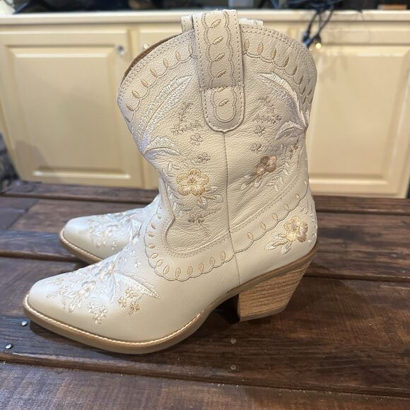 Dingo Primrose Embroidered Floral Western Cowboy Ankle Boots White Womens Size 8 - Picture 1 of 9